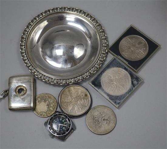 A George IV Scottish silver dish, George McHattie Edinburgh, 1823, a Victorian silver vesta with inset compass and mixed coins.